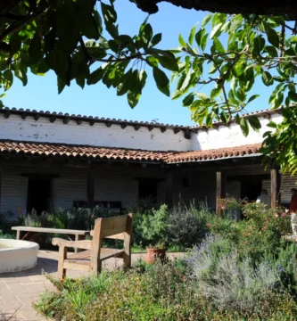 Moscas en el patio: por qué hay tantas y cómo quitarlas de raíz 2 Patio interior de una casa con plantas, suelo de ladrillo y zonas de sombra