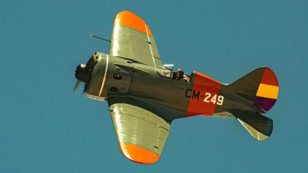 El avión mosca 1 Polikarpov I-16 «Mosca» con los colores de la República en vuelo, aeródromo de Cuatrovientos (Fundación Infante de Orleans)