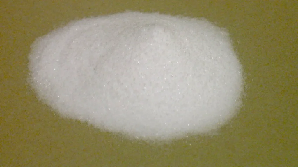 ¿El bicarbonato elimina las moscas? Qué funciona de verdad 1 Bicarbonato de sodio en polvo sobre una superficie, ingrediente de las trampas caseras contra las moscas