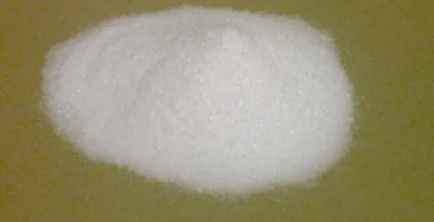 Bicarbonato de sodio en polvo sobre una superficie, ingrediente de las trampas caseras contra las moscas