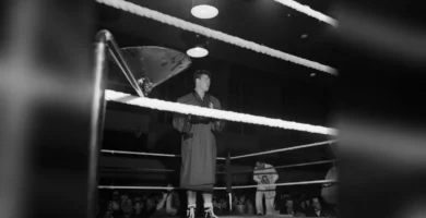 Combate de boxeo en el ring (Helsinki, 1949)