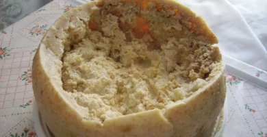 Queso casu marzu, típico de Cerdeña, con larvas de mosca