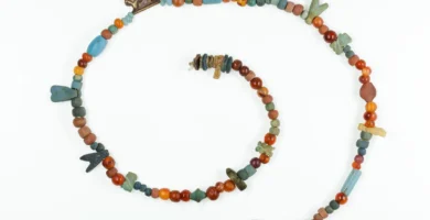 Collar egipcio con amuletos en forma de mosca, hacia 1550-1070 a. C.