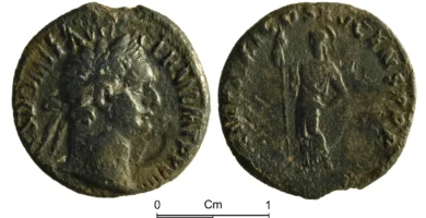 Denario romano de Domiciano acunado en Roma, anverso con el retrato y reverso