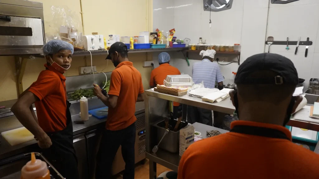 Moscas en restaurantes y bares: cómo controlarlas de verdad 1 Equipo de cocina trabajando en un restaurante