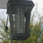 Lámpara mata moscas con tubo ultravioleta y rejilla electrificada