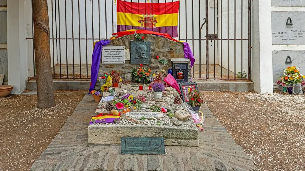 Las moscas, de Antonio Machado: texto y significado del poema 1 Tumba de Antonio Machado en el cementerio de Colliure (Francia)