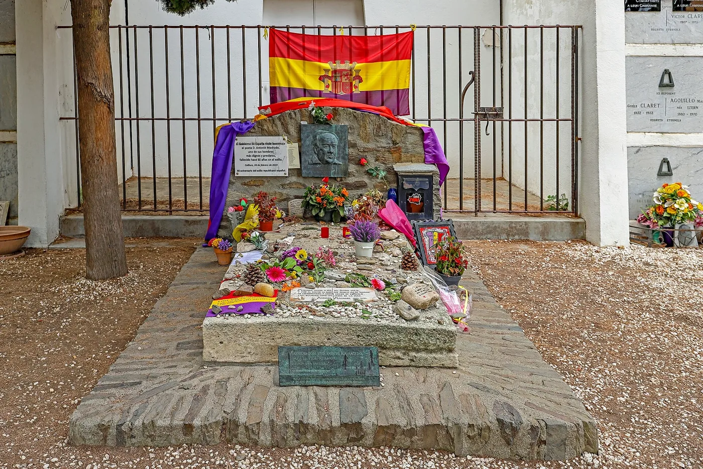 Las moscas, de Antonio Machado: texto y significado del poema 3 Tumba de Antonio Machado en el cementerio de Colliure, Francia