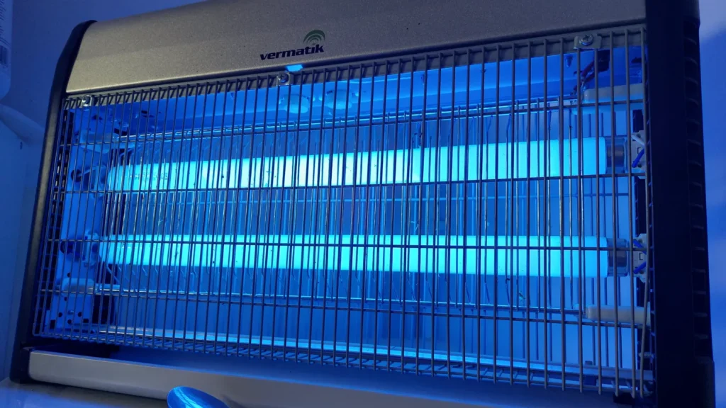 Matamoscas eléctrico de luz ultravioleta en una cocina: la luz UV-A atrae a las moscas y la rejilla de alta tensión las electrocuta.