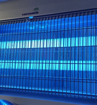 Matamoscas eléctrico de luz ultravioleta en una cocina: la luz UV-A atrae a las moscas y la rejilla de alta tensión las electrocuta.