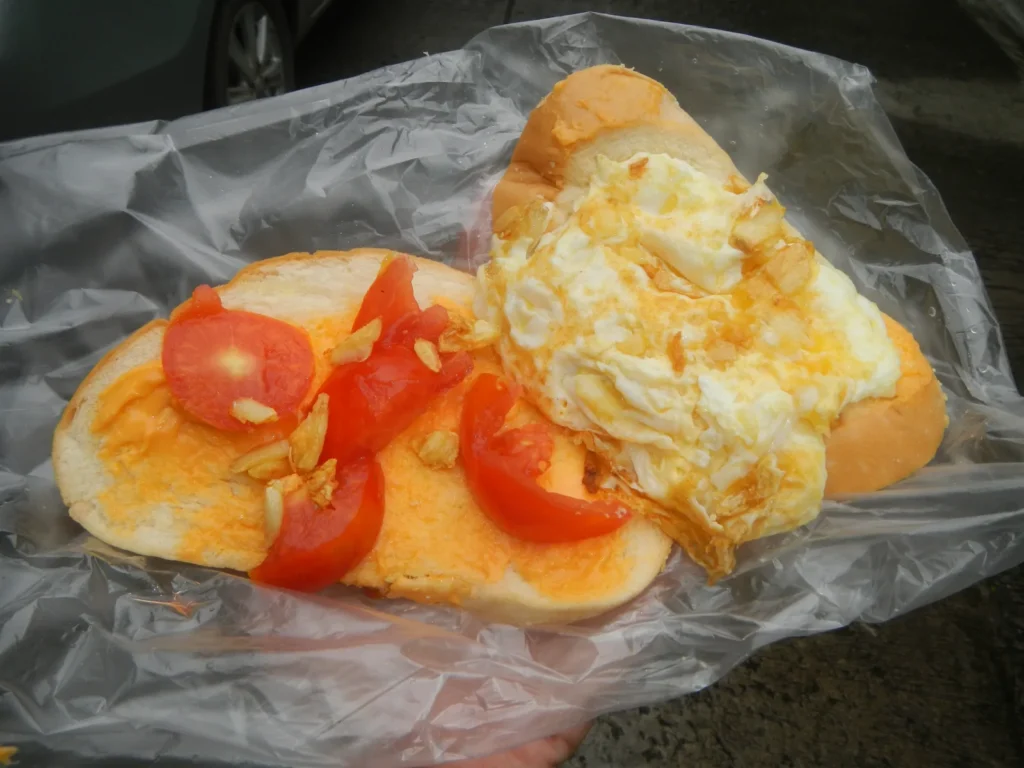 Varias moscas domésticas posadas sobre comida sin tapar