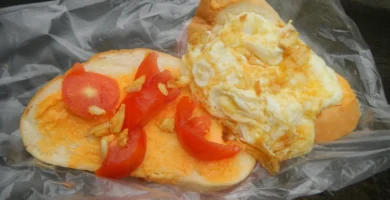¿Qué pasa si te comes huevos de mosca? Miasis y qué hacer 5 Varias moscas domésticas posadas sobre comida sin tapar
