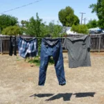 Ropa tendida al sol en un tendedero exterior