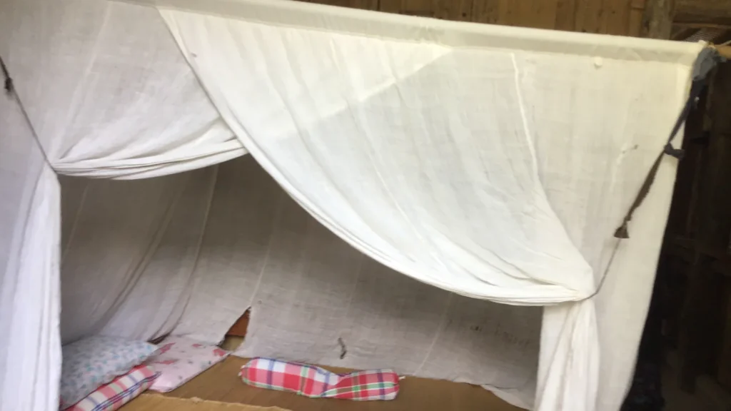 Mosquitera para la cama: cuál sirve y cómo se pone 1 Cama doble con mosquitera colgada del techo y remetida bajo el colchón