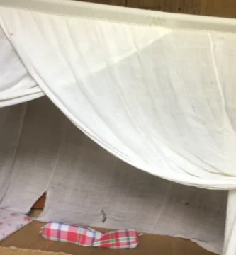 Mosquitera para la cama: cuál sirve y cómo se pone 3 Cama doble con mosquitera colgada del techo y remetida bajo el colchón