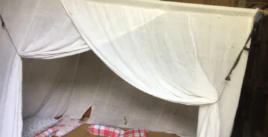 Mosquitera para la cama: cuál sirve y cómo se pone 6 Cama doble con mosquitera colgada del techo y remetida bajo el colchón