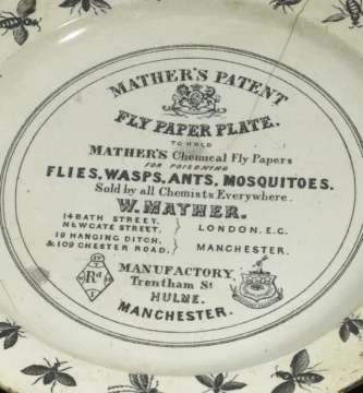 Papel matamoscas: cómo funciona y dónde colgarlo 2 Plato inglés de papel matamoscas con moscas dibujadas en el borde, hacia 1867-1900