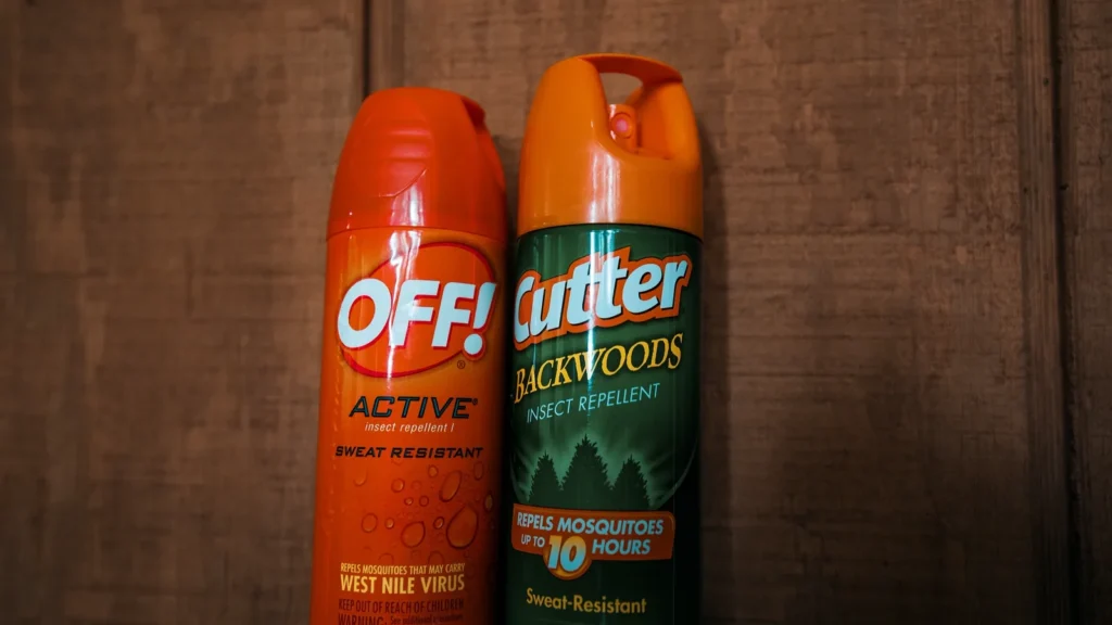 Botes de repelente de insectos con DEET en el estante de una tienda