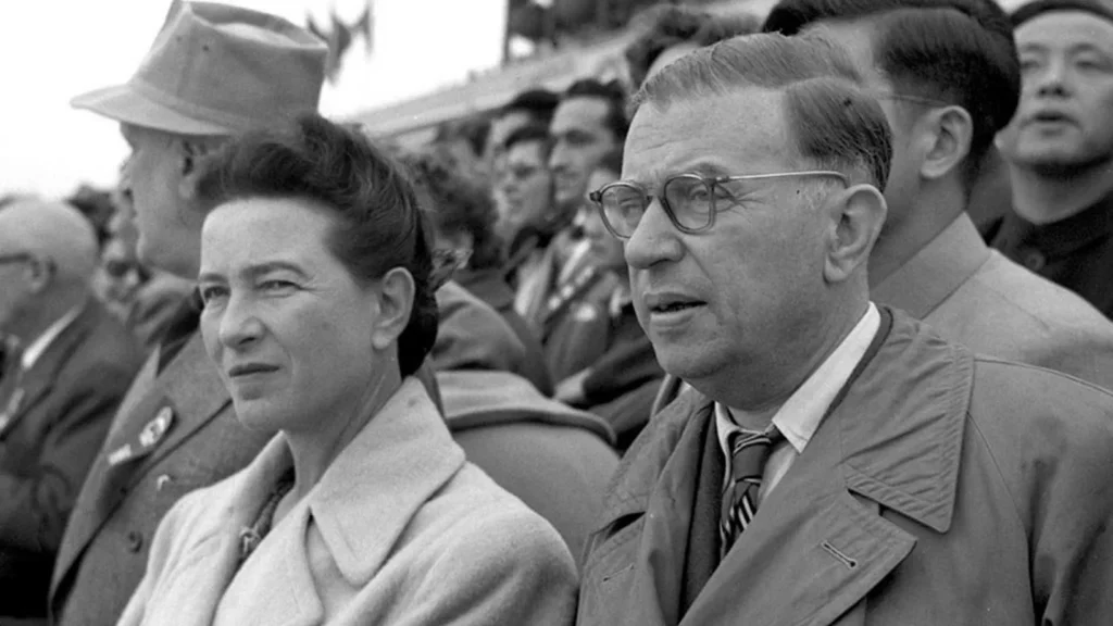 Las moscas de Sartre: argumento, existencialismo y lectura política 1 Jean-Paul Sartre y Simone de Beauvoir en 1955 en la plaza de Tiananmén, Pekín