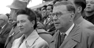 Jean-Paul Sartre y Simone de Beauvoir en 1955 en la plaza de Tiananmén, Pekín